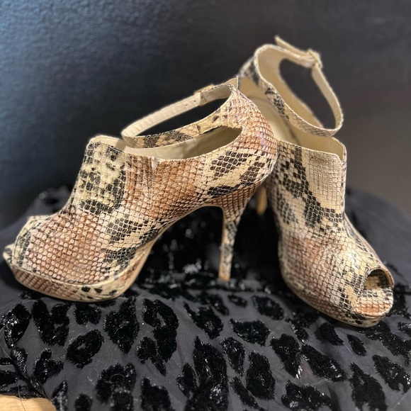 🤎🤎EUC- DOLLHOUSE VERDICT 107 METALLIC SNAKESKIN HEELS SZ 10🤎🤎 - Picture 10 of 16